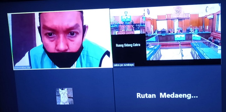 Terdakwa Moch. Dhofir menjalani sidang di ruang Cakra, Pengadilan Negeri (PN) Surabaya, secara online, Senin (30/11/2020). SP/Budi Mulyono