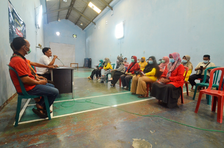 Staff Indah Kurnia, Syerly Ade Kuntho menyampaikan materi terkait pinjaman online kepada warga RW II Kelurahan Gebang Putih, Kecamatan Sukolilo, Surabaya, Minggu (23/1/2022). Sp/Arlana