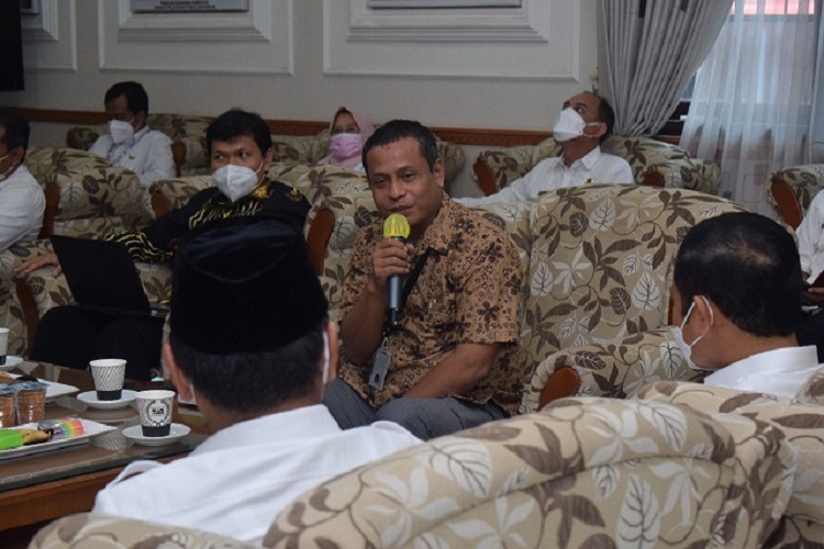 Kepala Satuan Tugas Koordinasi dan Supervisi Direktorat III, Edy Suryanto saat melakukan MCP di Lamongan. SP/MUHAJIRIN KASRUN