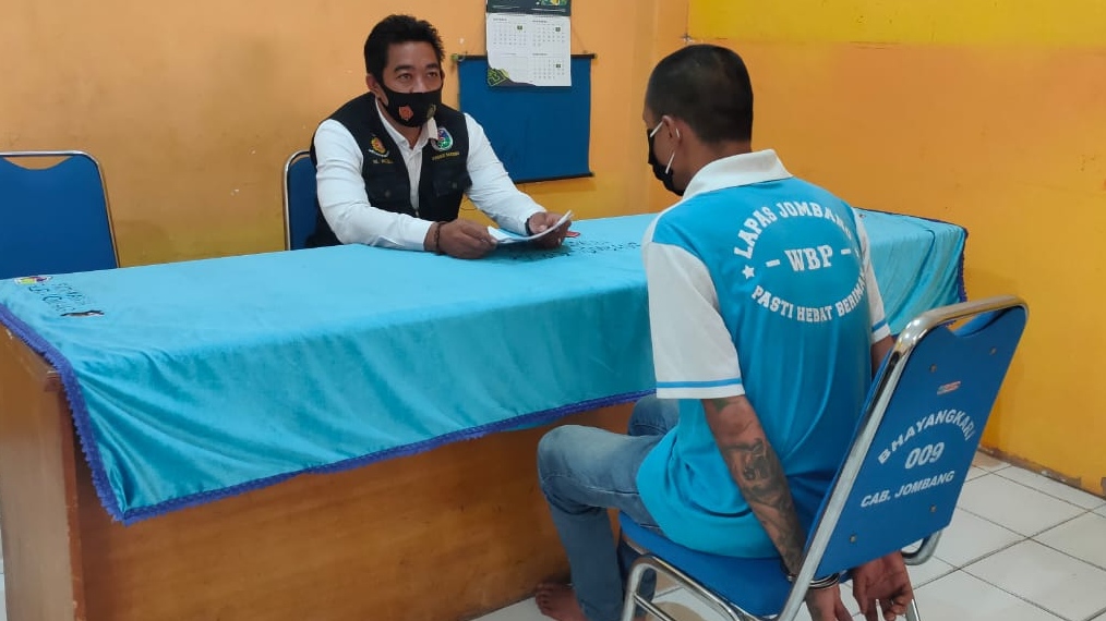 Warga binaan lapas saat jalani pemeriksaan di Mapolres Jombang. SP/ M. Yusuf