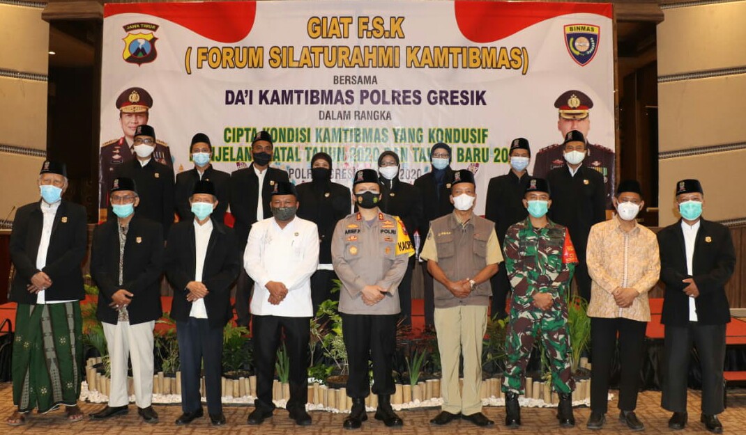 Para tokoh dan kiai berfoto bersama Kapolres AKBP Arief Fittianto usai mengikuti kegiatan silaturahmi kamtibmas.  SP/ M. AIDID
