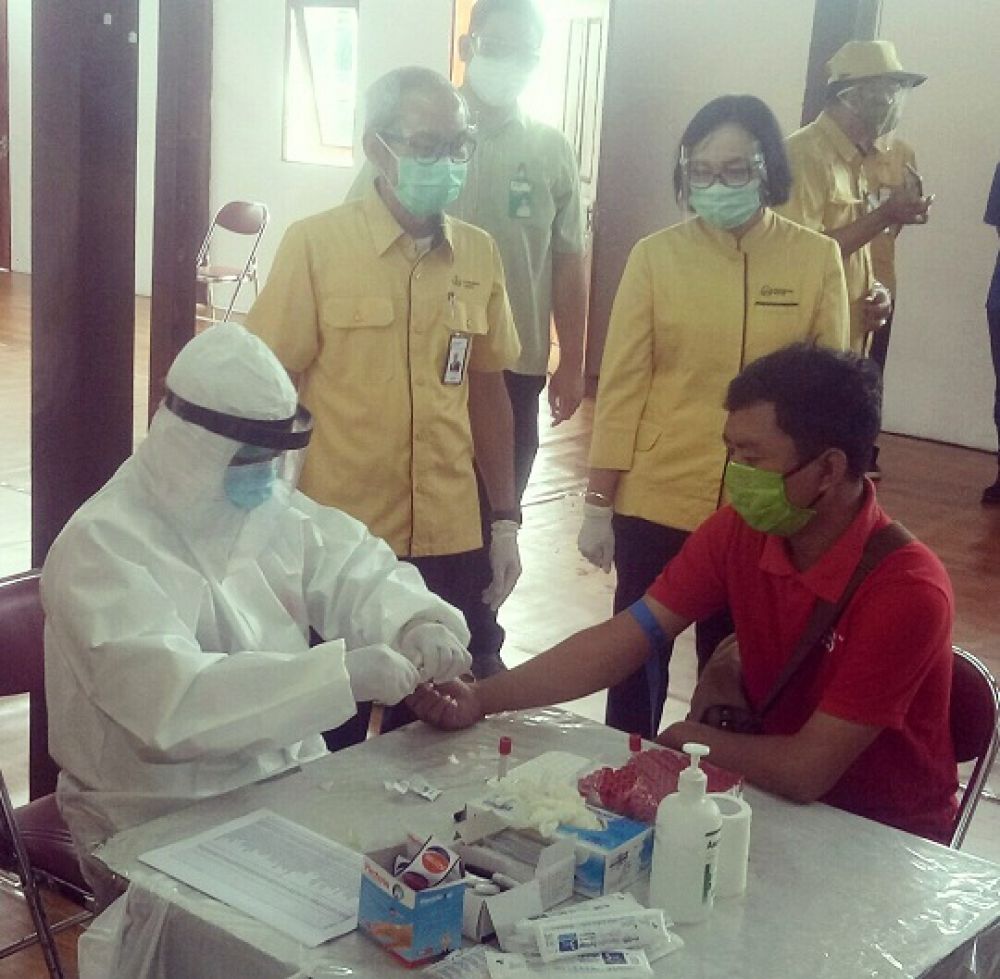 Pemeriksaan rapid test di Petrokimia Gresik Covid-19 Testing Center.  SP/M.AIDID