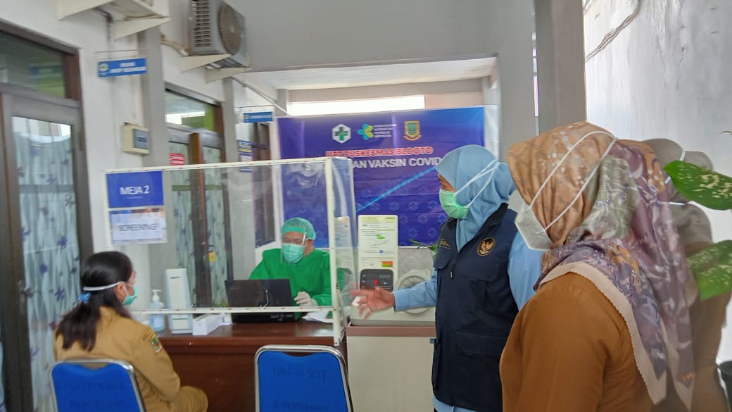 Gubernur Jawa Timur, Khofifah Indar Parawansah saat meninjau klinik vaksin di RSU dr Wahidin Sudiro Husodo Kota Mojokerto. SP/Dwy Agus Susanti