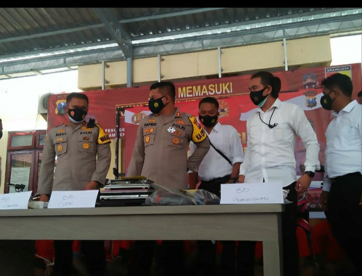 Kapolres Sampang AKBP Abdul Hafidz disaat menggelar jumpa pers. SP/ Gan