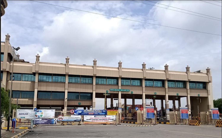 Gerbang masuk pengiriman kontainer di terminal petikemas Surabaya. SP/ Sem
