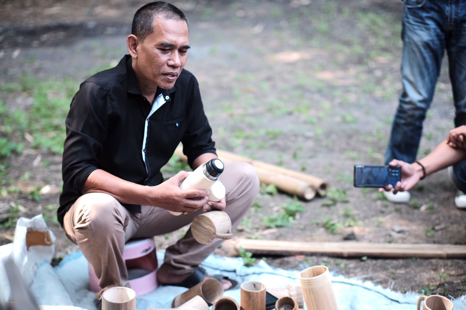 Masrukhan pengrajin kerajinan bambu saat tunjukkan produk tumbler bikinannya 