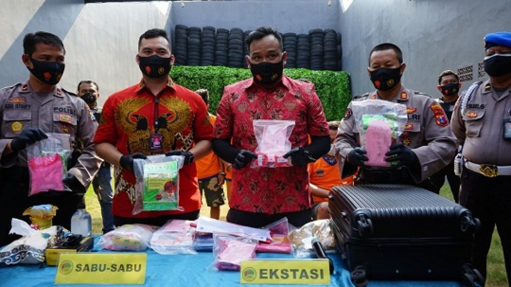 Petugas menunjukkan barang bukti dalam rilis di Mapolrestabes Surabaya. SP/Jemmy
