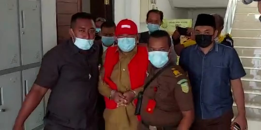 Tersangka Camat Duduksampeyan Suropadi saat akan dibawa petugas ke mobil tahanan Kejari Gresik. SP/ M. AIDID