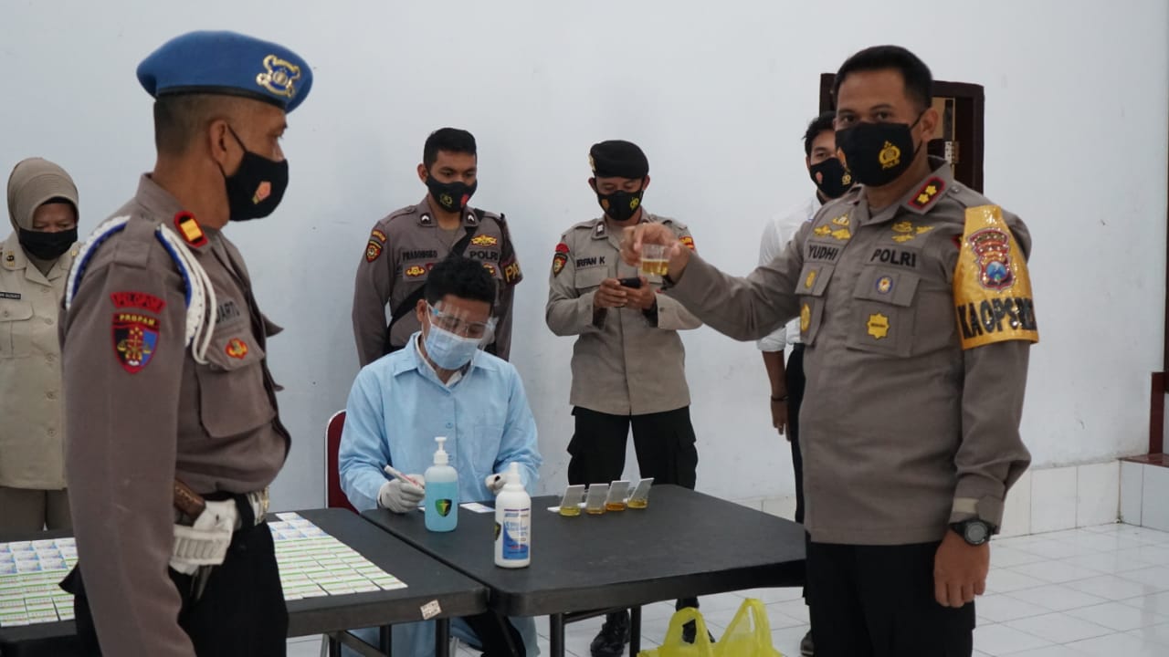 Kapolres Blitar Kota AKBP. Yudhi Hery Setiawan usai tes Urine. SP/ Les