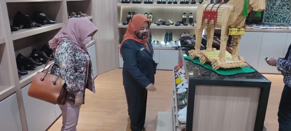 Gerai pusat produk unggulan Kota Mojokerto di lantai dua Sunrise Mall di serbu pengunjung. SP/Dwy Agus Susanti