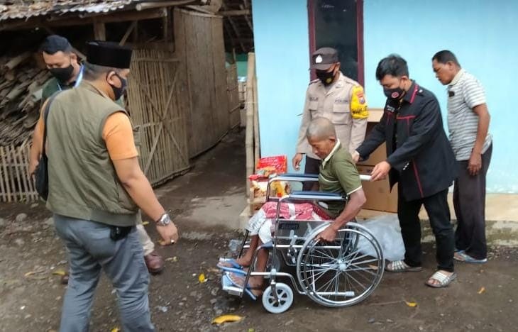 Kakek Parto mendapatkan bantuan kursi roda dari Bhabinkamtibmas Polres Situbondo dan Persatuan Advokat Indonesia Pasuruan. SP/her