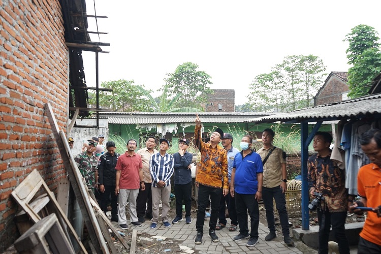 Bupati Sidoarjo Ahmad Muhdlor Ali meninjau langsung warga terdampak bencana alam di  Dusun Kempreng Desa Tanjungsari Kecamatan Taman, Sidoarjo. SP/ Hikmah