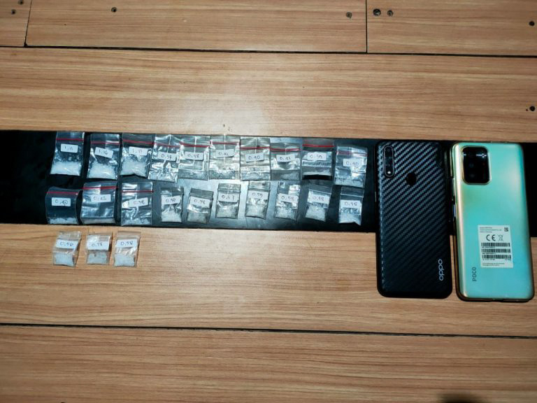 Barang bukti berupa 24 Paket Sabu dan 2 HP tersangka. SP/ARIANDI