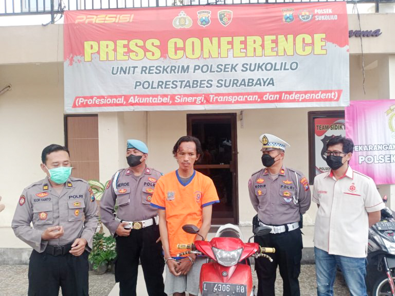 Pelaku dan barang bukti dihadirkan saat press rilis. SP/ARIANDI