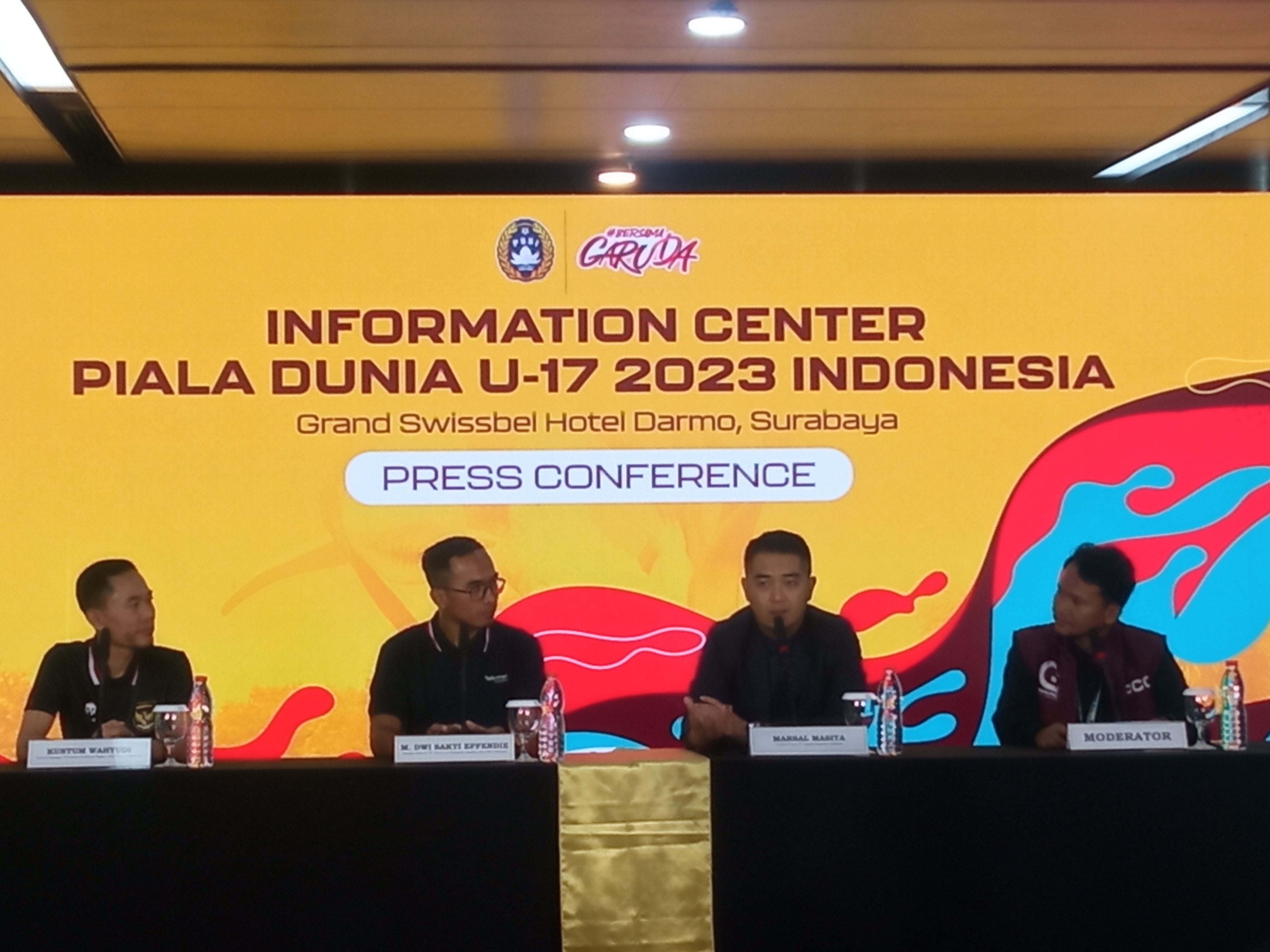 Sesi konferensi press Direktur Utama PT. Garuda Sepakbola Indonesia, Marsal Irwan Masita di Surabaya, Jumat, (17/11/2023). SP/ Aini 