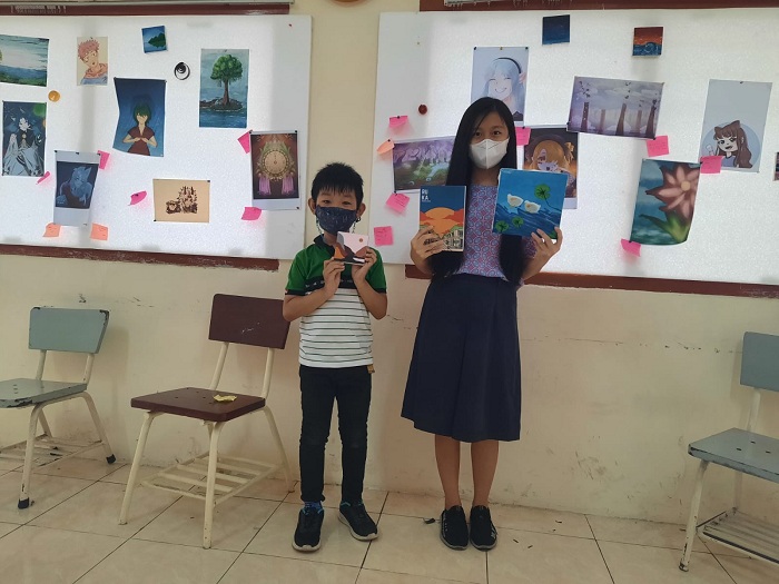 Siswa YPPI 1 Surabaya saat memamerkan hasil karya mereka. SP/SAMMY MANTOLAS