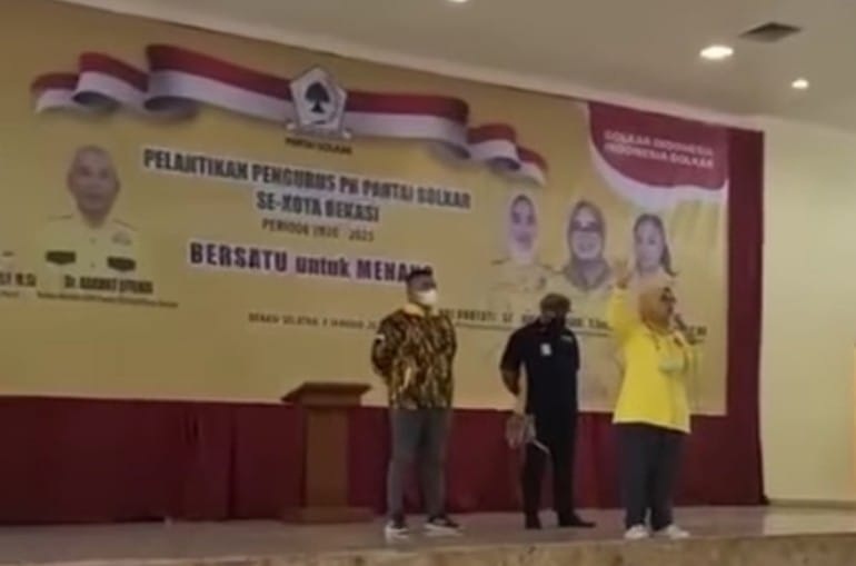 Ade Puspitasari saat menceritakan bagaimana ayahnya ditangkap KPK.
