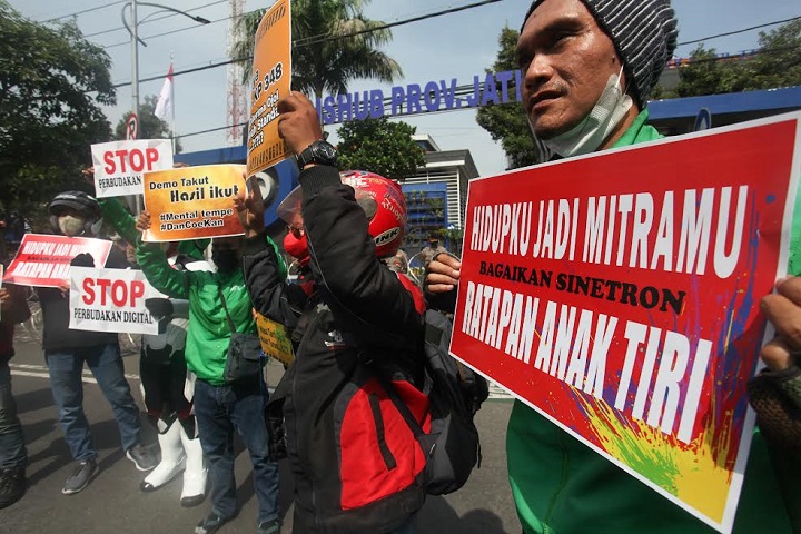 Sejumlah pengemudi daring atau ojek daring berunjuk rasa di frontage Jalan A Yani, Surabaya, Jawa Timur, Kamis (24/3/2022). SP/ Dana Sutrisna
