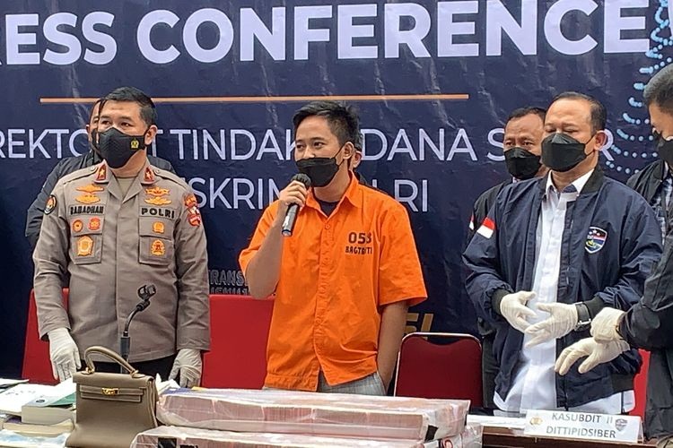Doni Salmanan meminta maaf atas perbuatannya dalam konferensi pers soal aset-aset yang disita polisi di Bareskrim Polri, Jakarta Selatan, Selasa (15/3/2022).