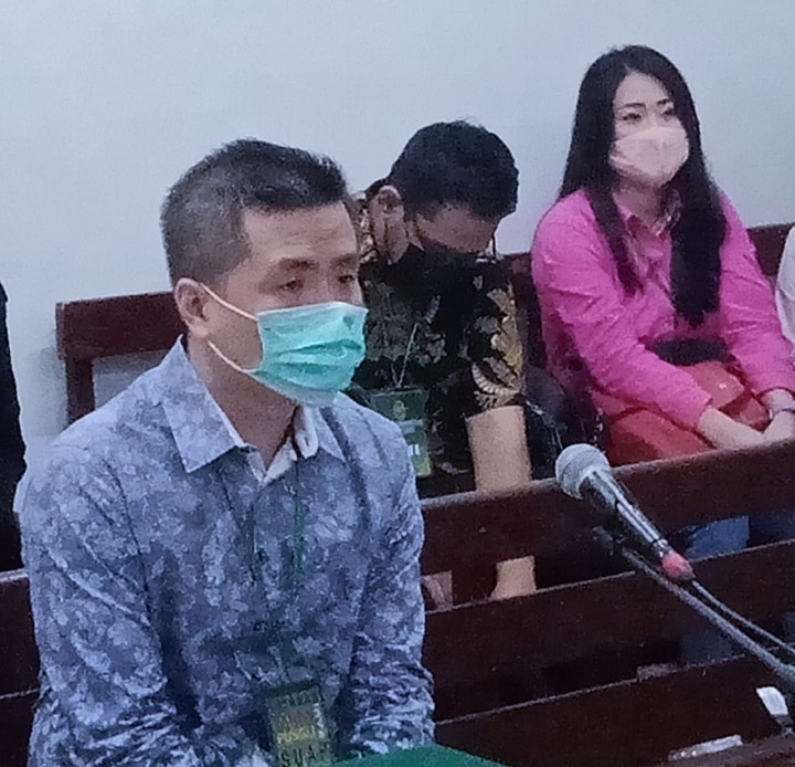 Terdakwa The Irsan Pribadi Susanto, tanpa rompi tidak ditahan, menjalani sidang, namun ditunda, agenda  mendengarkan kesaksian istrinya atau saksi pelapor, di ruang Garuda 2 PN.Surabaya, Selasa (22/03/2022).