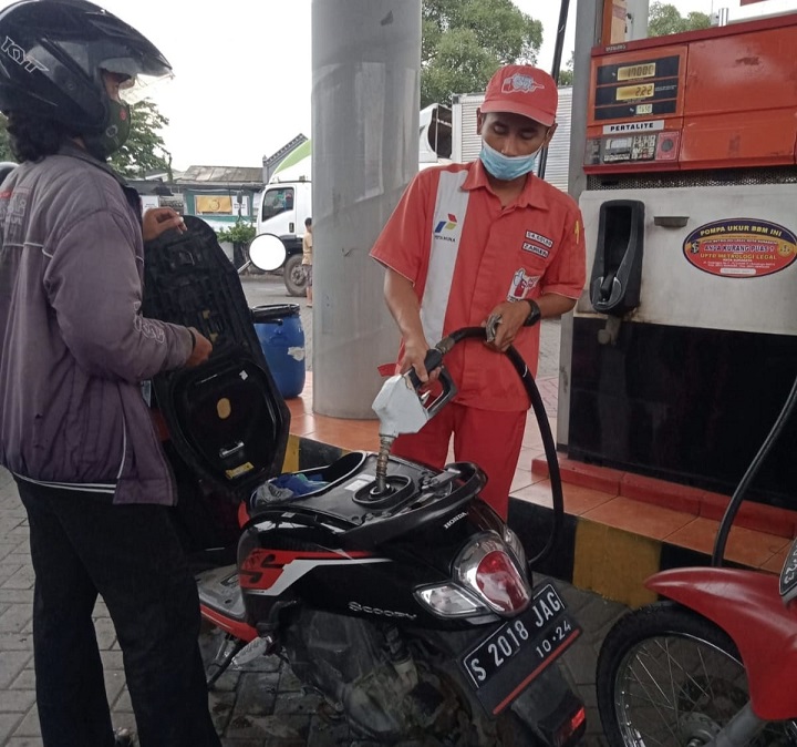 Seorang pengendara mengisi motornya dengan Pertalite di SPBU Tanjungsari, Minggu (3/4/2022).