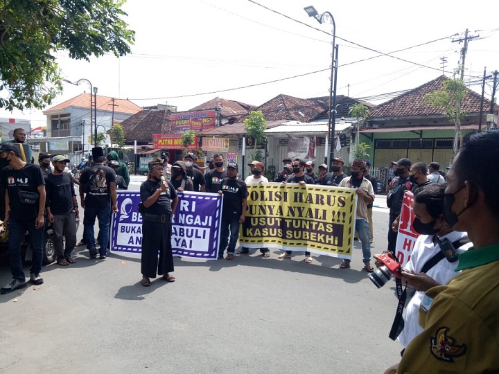 Ratusan orang tergabung dalam Forum Rembug Masyarakat (FRMJ) Jombang mendatangi Polres setempat, Senin (14/3/2022).