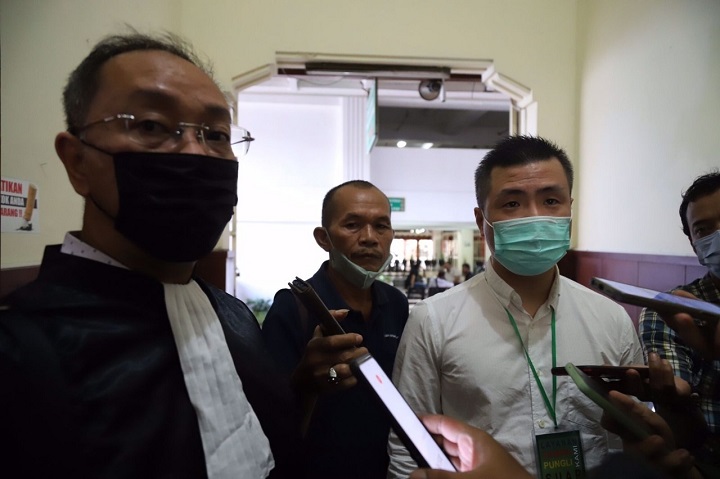 Terdakwa The Irsan Pribadi Susanto (baju putih, bermasker), tidak ditahan, menjalani sidang pembacaan dakwaan Jaksa, diruang Cakra PN.Surabaya, Selasa (15/03/2022). Sp/Budi Mulyono