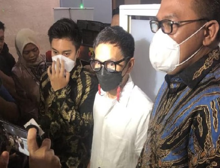 Herman Josis Mokalu alias Yosi Project Pop (tengah) saat mendatangi Bareskrim