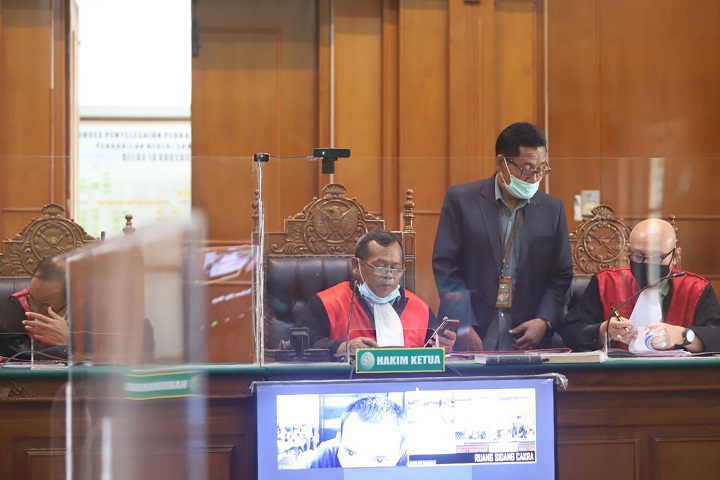 Terdakwa Andrey Christianto mendengarkan putusan di PN Surabaya, Rabu (30/3/2022).