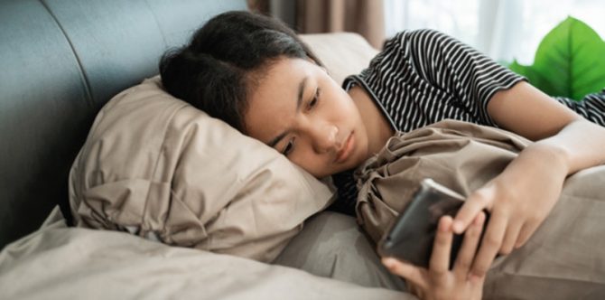 Penggunaan media sosial secukupnya bisa diterapkan untuk menjaga kesehatan mental.