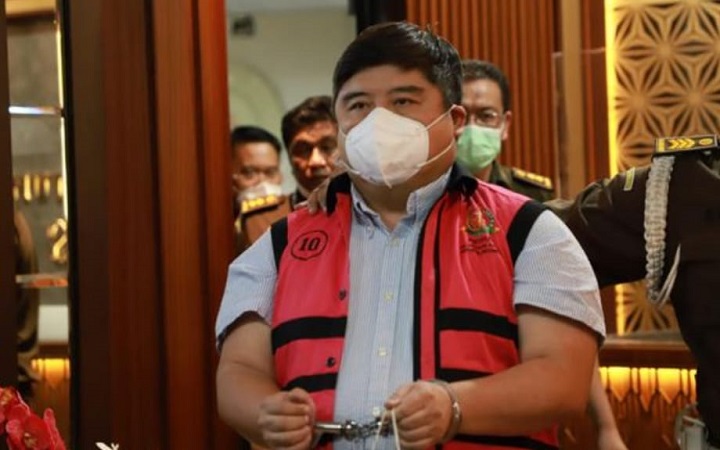 Lin Che Wei saat ditahan Kejagung dengan tangan diborgol.