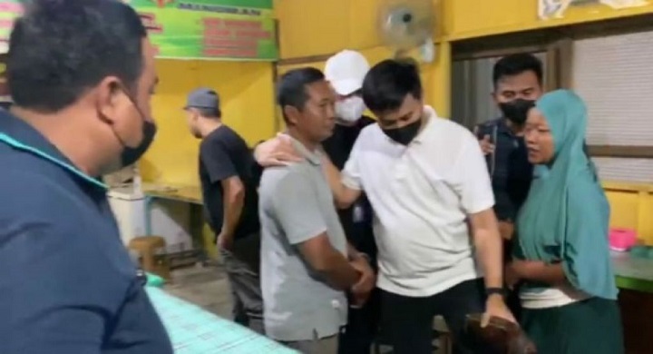 Rali ditangkap saat asyik jualan ayam bakar.