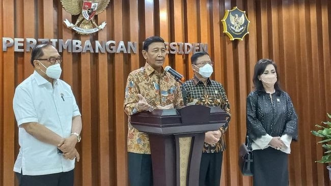 Wiranto memberi keterangan pada wartawan usai bertemu BEM Nusantara.