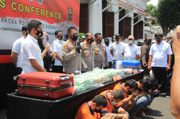 Kombes Pol. A. Yusep Gunawan Kapolrestabes Surabaya saat rilis pengungkapan 46,6 kg narkotika jenis sabu-sabu dan 4 ribu butir pil koplo, Rabu (2/3/2022).