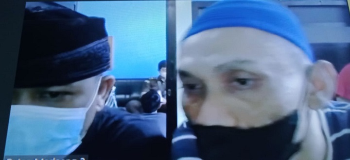 Terdakwa Payapo, dan Iwan, mendengarkan putusan hakim diruang Candra PN Surabaya, secara online, Senin (14/03/2022). SP/Budi Mulyono