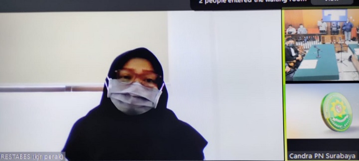 Terdakwa Ella Meliananawati mendengarkan putusan hakim di PN Surabaya. SP/Budi Mulyono