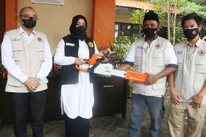 Pemkab Mojokerto menyerahkan sarpras kepada Forum Pengurangan Resiko Bencana (FPRB) Kabupaten Mojokerto. SP/Dwy AS