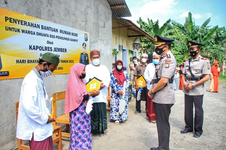 Penyerahan bantuan sosial rumah layak huni kepada warga dhuafa di Kecamatan Rambipuji, Jember. SP/Dik
