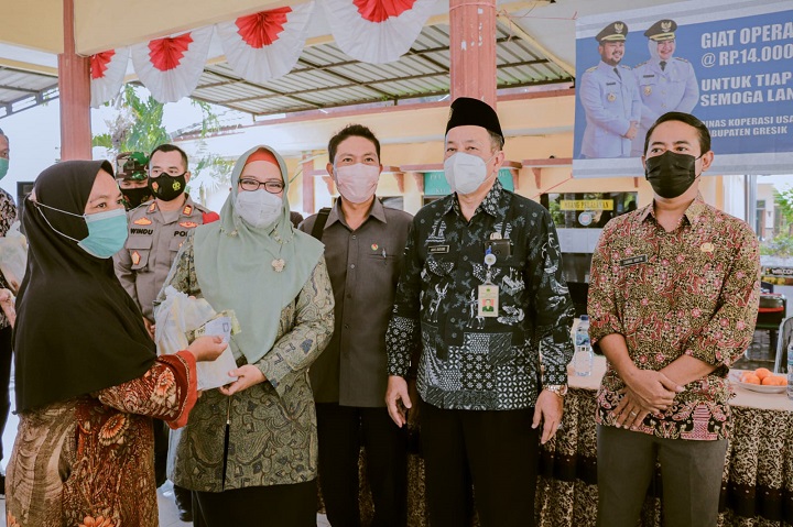 Wabup Gresik Aminatun Habibah didampingi Kadis UKM Koperindag Agus Budiono dan Camat Manyar Zainul Arifin saat menggelar operasi pasar murah minyak goreng di Kecamatan Manyar. SP/Grs