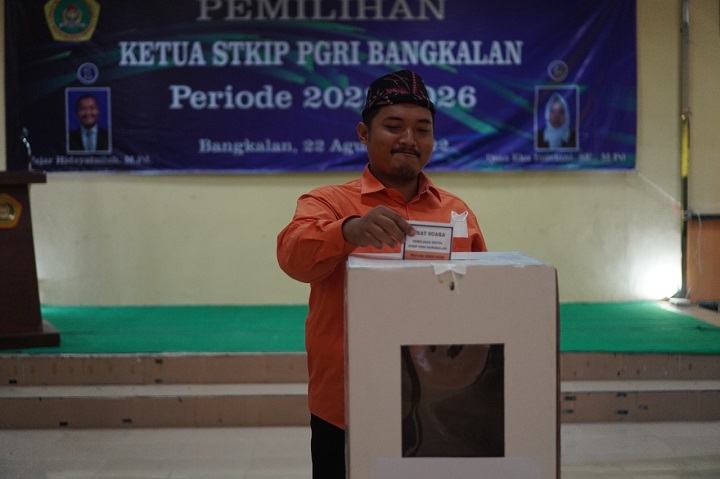 Fajar Hidayatullah saat memasukkan surat suara pemilihan ketua STKIP