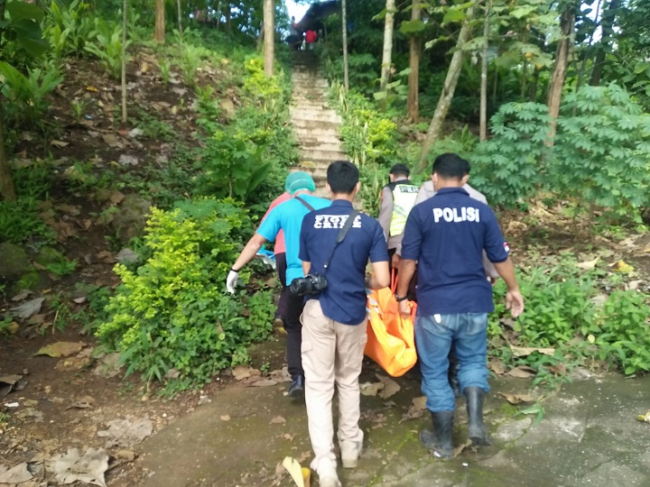 Petugas saat mengevakuasi jasad korban. SP/Hadi Lestariono