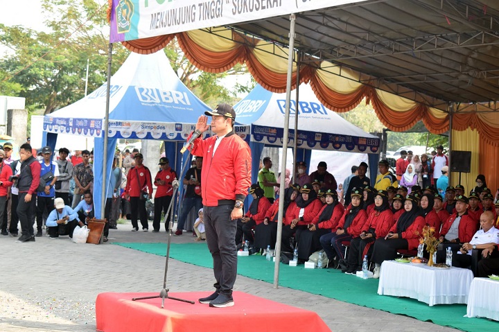 Bupati saat menjadi irup dalam pembukaan Porseni tingkat MI Se-Kabupaten Lamongan di halaman MI Murni Sunan Drajat. SP/MUHAJIRIN KASRUN