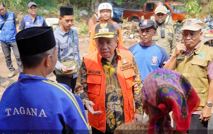 Wabup Mujib Imron saat mengunjungi rumah warga yang terkena bencana angin puting beliung di kecamatan kejayan Pasuruan.