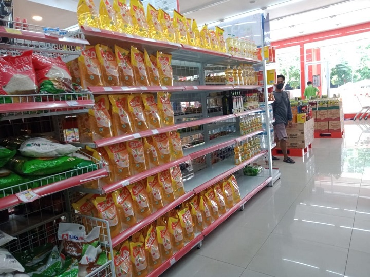 Rak minyak goreng tampak tak terisi penuh dan diisi oleh merek tertentu saja di salah satu minimarket di Manukan, Minggu (20/3/2022).