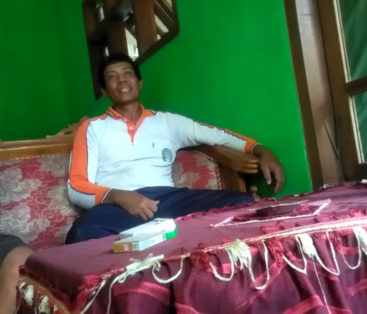 Tosim (laki-laki lain yang menjalin hubungan terlarang dengan istri korban) saat di konfirmasi di rumahnya. SP/Lim