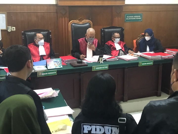 Tampak hakim ketua Yoes Hartyarso, membacakan putusan terhadap terdakwa Tjia Eddy Suparman, dieuang Kartika PN.Surabaya, secara Video call, Senin (29/08/2022). SP/Budi Mulyono