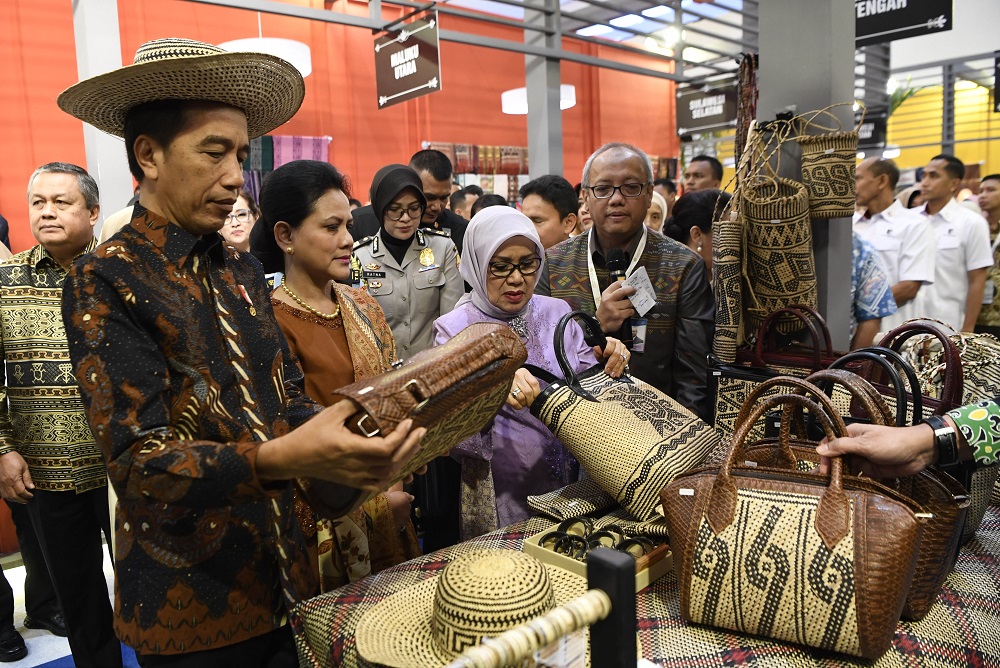 Presiden Jokowi saat meninjau Pameran Karya Kreatif Indonesia di JCC Senayan, Jakarta.