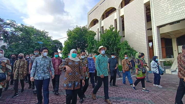 Gubernur Jabar Ridwal Kamil beserta Gubernur Jatim Khofifah meninjau bangunan Masjid Islamic Center di Jl. Dukuh Kupang, Surabaya, Sabtu (30/5/2021). Sp/Arlana
