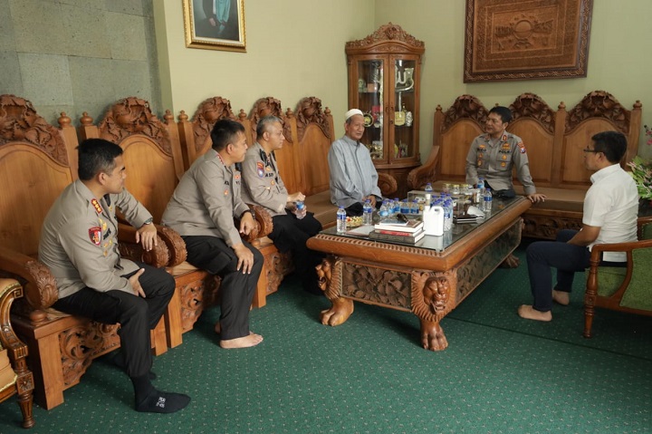 Kapolda Jawa Timur Irjen Pol Nico Afinta bersama Pejabat Utama Polda Jatim Sowan ke Gus Ali. SP/Her