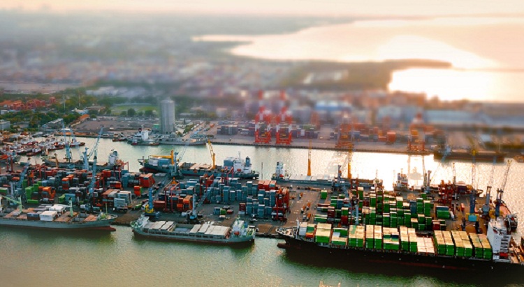 Aktivitas logistik di Pelabuhan Tanjung Perak. SP/ Pelindo III